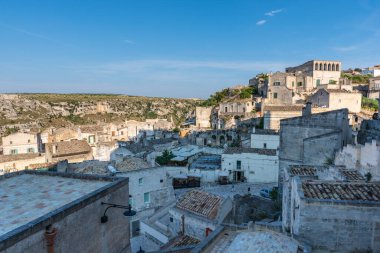 Matera 'lı Sassi. Sasso Barisano gün batımında. Mağara evlerinin büyüsü. UNESCO Dünya Mirası Alanı.