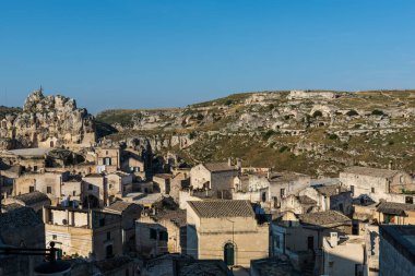 Matera 'lı Sassi. Sasso Barisano gün batımında. Mağara evlerinin büyüsü. UNESCO Dünya Mirası Alanı.