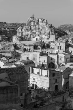 Matera 'lı Sassi. Sasso Barisano gün batımında. Mağara evlerinin büyüsü. UNESCO Dünya Mirası Alanı.