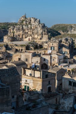 Matera 'lı Sassi. Sasso Barisano gün batımında. Mağara evlerinin büyüsü. UNESCO Dünya Mirası Alanı.