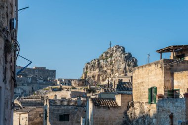 Matera 'lı Sassi. Sasso Barisano gün batımında. Mağara evlerinin büyüsü. UNESCO Dünya Mirası Alanı.