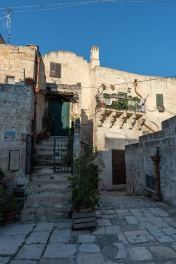 Matera 'lı Sassi. Sasso Barisano gün batımında. Mağara evlerinin büyüsü. UNESCO Dünya Mirası Alanı.