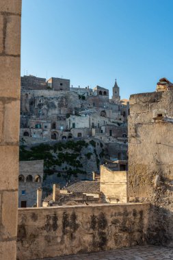 Matera 'lı Sassi. Sasso Barisano gün batımında. Mağara evlerinin büyüsü. UNESCO Dünya Mirası Alanı.