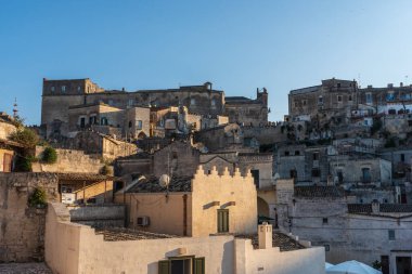 Matera 'lı Sassi. Sasso Barisano gün batımında. Mağara evlerinin büyüsü. UNESCO Dünya Mirası Alanı.