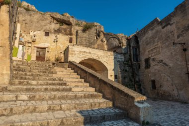 Matera 'lı Sassi. Sasso Barisano gün batımında. Mağara evlerinin büyüsü. UNESCO Dünya Mirası Alanı.