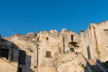 Matera 'lı Sassi. Sasso Barisano gün batımında. Mağara evlerinin büyüsü. UNESCO Dünya Mirası Alanı.