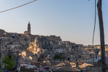 Matera 'lı Sassi. Sasso Barisano gün batımında. Mağara evlerinin büyüsü. UNESCO Dünya Mirası Alanı.