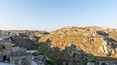 Matera 'lı Sassi. Sasso Barisano gün batımında. Mağara evlerinin büyüsü. UNESCO Dünya Mirası Alanı.