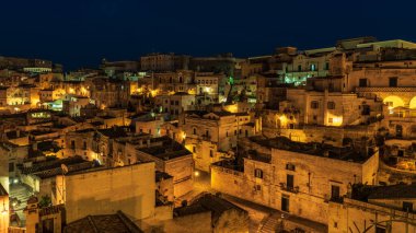 Matera, İtalya 'daki antik şehir sokaklarının ve evlerin gece manzarası