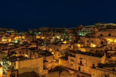 Matera, İtalya 'daki antik şehir sokaklarının ve evlerin gece manzarası