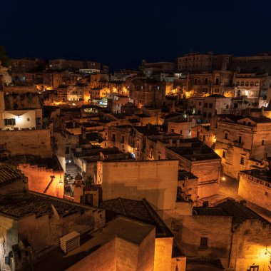 Matera, İtalya 'daki antik şehir sokaklarının ve evlerin gece manzarası