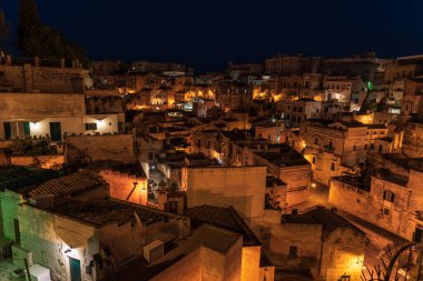 Matera, İtalya 'daki antik şehir sokaklarının ve evlerin gece manzarası