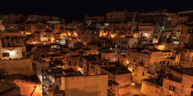 Matera, İtalya 'daki antik şehir sokaklarının ve evlerin gece manzarası