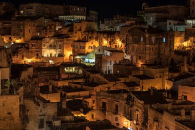 Matera, İtalya 'daki antik şehir sokaklarının ve evlerin gece manzarası
