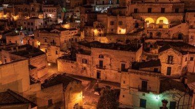 Matera, İtalya 'daki antik şehir sokaklarının ve evlerin gece manzarası