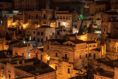 Matera, İtalya 'daki antik şehir sokaklarının ve evlerin gece manzarası