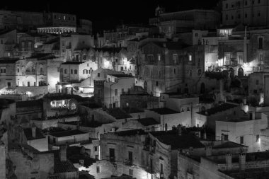 Matera, İtalya 'daki antik şehir sokaklarının ve evlerin gece manzarası