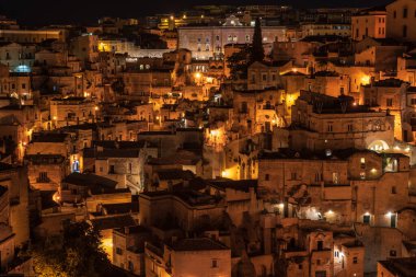 Matera, İtalya 'daki antik şehir sokaklarının ve evlerin gece manzarası