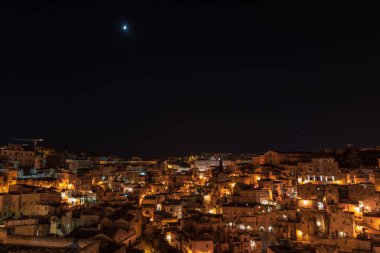 Matera, İtalya 'daki antik şehir sokaklarının ve evlerin gece manzarası
