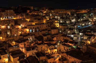 Matera, İtalya 'daki antik şehir sokaklarının ve evlerin gece manzarası