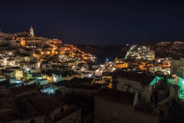 Matera, İtalya 'daki antik şehir sokaklarının ve evlerin gece manzarası