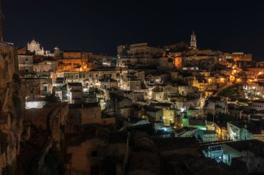 Matera, İtalya 'daki antik şehir sokaklarının ve evlerin gece manzarası