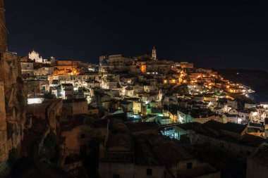 Matera, İtalya 'daki antik şehir sokaklarının ve evlerin gece manzarası