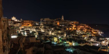 Matera, İtalya 'daki antik şehir sokaklarının ve evlerin gece manzarası