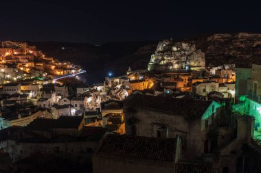 Matera, İtalya 'daki antik şehir sokaklarının ve evlerin gece manzarası