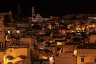 Matera, İtalya 'daki antik şehir sokaklarının ve evlerin gece manzarası