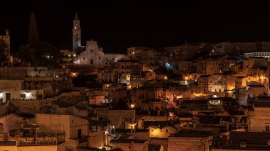 Matera, İtalya 'daki antik şehir sokaklarının ve evlerin gece manzarası