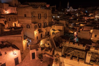Matera, İtalya 'daki antik şehir sokaklarının ve evlerin gece manzarası
