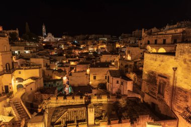 Matera, İtalya 'daki antik şehir sokaklarının ve evlerin gece manzarası