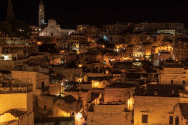Matera, İtalya 'daki antik şehir sokaklarının ve evlerin gece manzarası