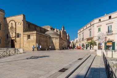 Matera, İtalya 'daki antik şehir sokakları ve evlerin manzarası