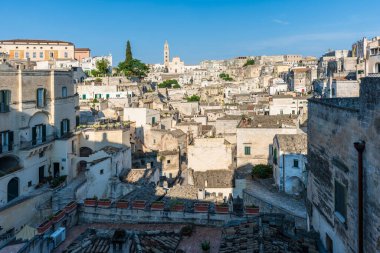 Matera, İtalya 'daki antik şehir sokakları ve evlerin manzarası