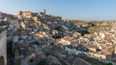 Matera, İtalya 'daki antik şehir sokakları ve evlerin manzarası