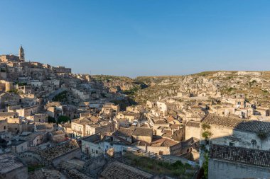 Matera, İtalya 'daki antik şehir sokakları ve evlerin manzarası