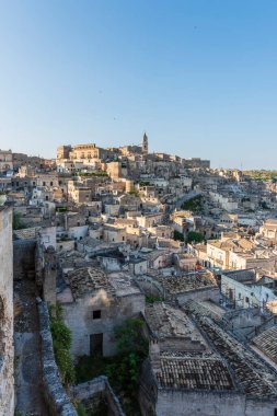 Matera, İtalya 'daki antik şehir sokakları ve evlerin manzarası