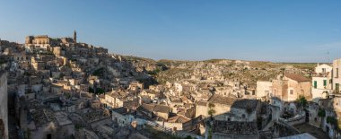 Matera, İtalya 'daki antik şehir sokakları ve evlerin manzarası