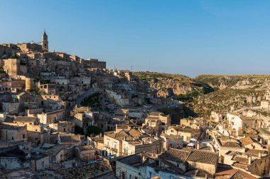 Matera, İtalya 'daki antik şehir sokakları ve evlerin manzarası