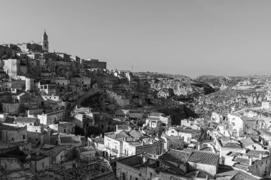 Matera, İtalya 'daki antik şehir sokakları ve evlerin manzarası