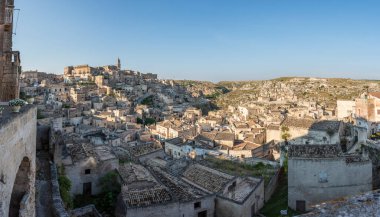 Matera, İtalya 'daki antik şehir sokakları ve evlerin manzarası