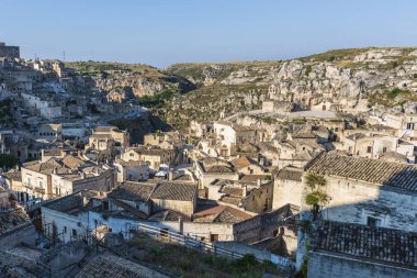Matera, İtalya 'daki antik şehir sokakları ve evlerin manzarası
