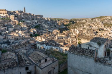 Matera, İtalya 'daki antik şehir sokakları ve evlerin manzarası