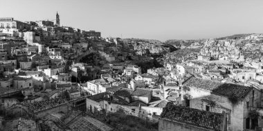 Matera, İtalya 'daki antik şehir sokakları ve evlerin manzarası