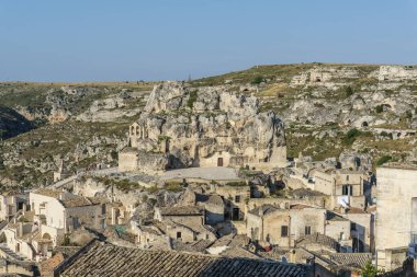 Matera, İtalya 'daki antik şehir sokakları ve evlerin manzarası