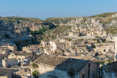 Matera, İtalya 'daki antik şehir sokakları ve evlerin manzarası