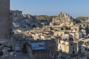 Matera, İtalya 'daki antik şehir sokakları ve evlerin manzarası