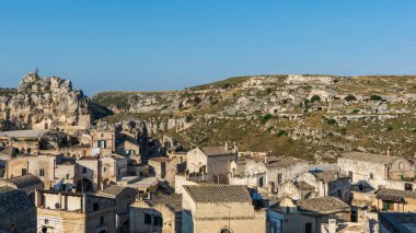 Matera, İtalya 'daki antik şehir sokakları ve evlerin manzarası